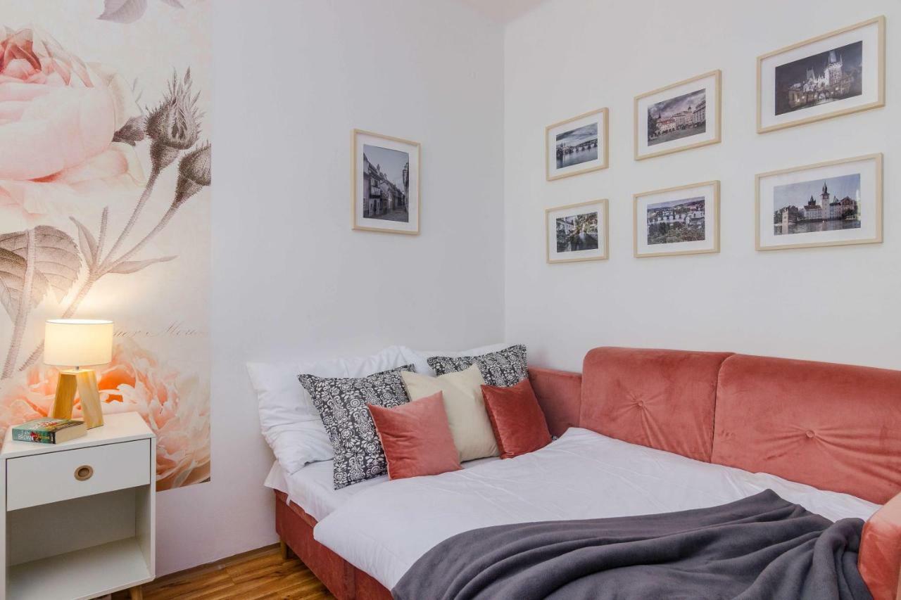 Apt In Prague Charles Bridge 1Km By Michal&Friends Экстерьер фото